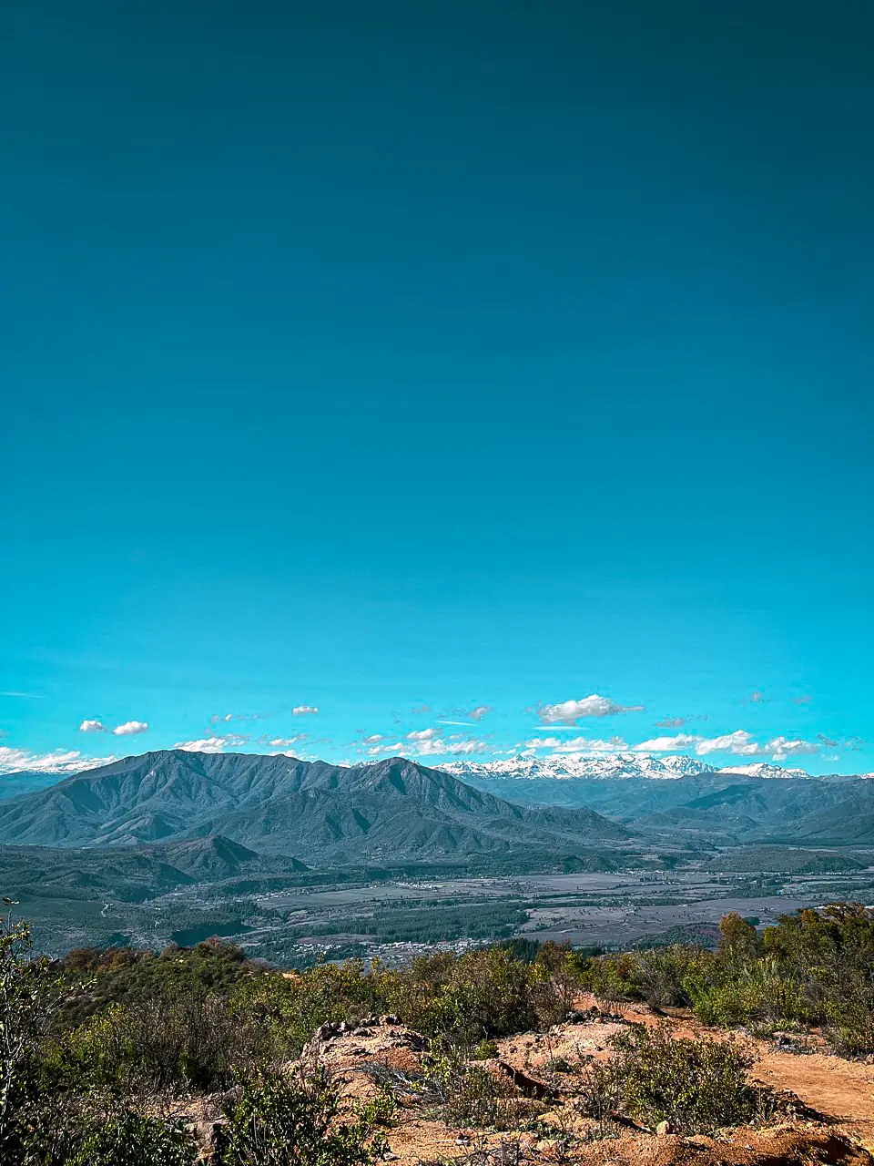 Valle de la precordillera curicana con cerros y cielo azul