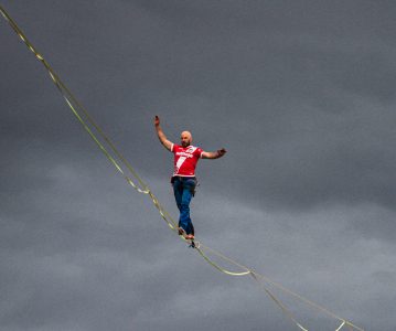 Curicano Matías Grez cruza Estadio La Granja en highline durante partido de Curicó Unido